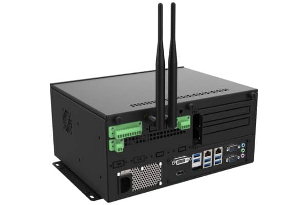 PC box industriale wall-mount WMT 300 con antenne Wi-Fi